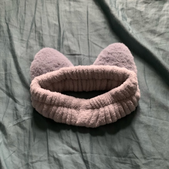 This is a headband that is a cat with a bow on it, it’s grey and fluffy. - Picture 3 of 3